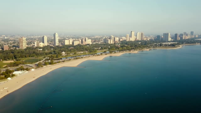 Aerial-view-of-the-Chicago,-America-on-the-dawn.-Drone-flying-in-parallel-of-the-shore-of-the-lake-Michigan