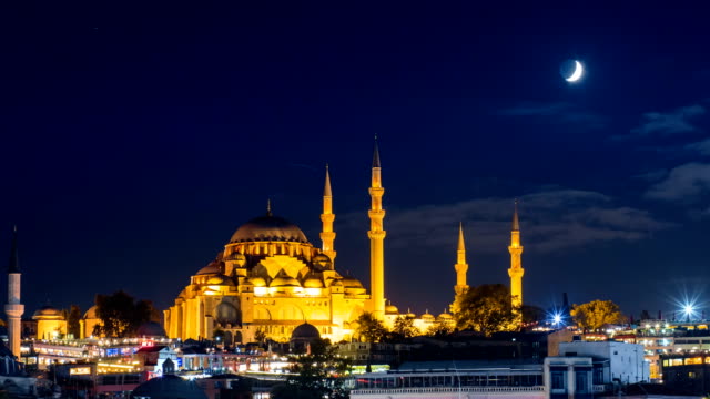 Pan-Zeitraffer-der-berühmte-Süleymaniye-Moschee-in-Istanbul-in-der-Nacht