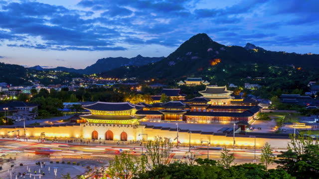 Time-lapse-of-Gyeongbokgung-palace-and-traffic-speeds-of-car-light-in-Seoul,South-Korea