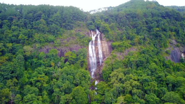 Cerca-de-enfoque-vista-aérea-cascada-drone-en-selva-tropical,-cascadas-Siriphum-en-Chiangmai,-Tailandia.