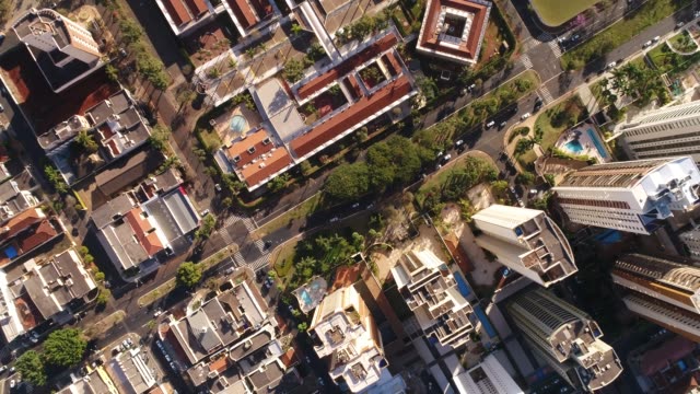 Vista-superior-de-un-distrito-residencial-de-lujo-una-ciudad-por-Drone