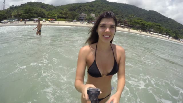 Mujer-joven-divirtiéndose-en-la-playa