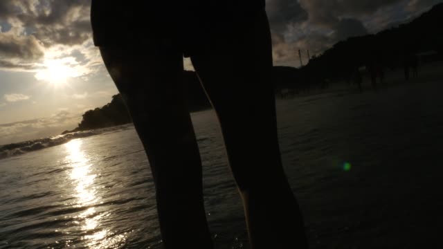 Mujer-caminando-una-puesta-de-sol-en-la-playa-en-Brasil
