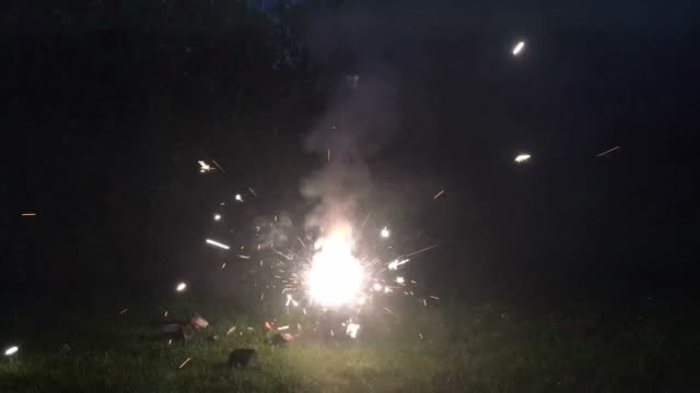 Mann-Start-Feuerwerk-Explosive-pyrotechnische