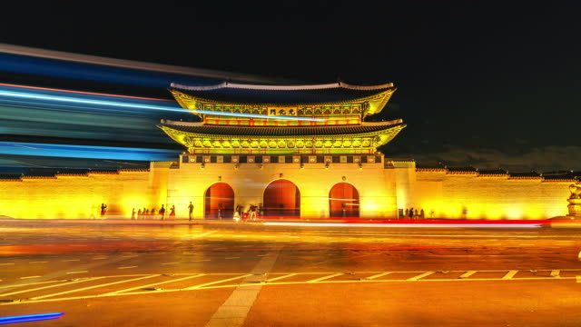 4K-Time-lapse-of-Gyeongbokgung-palace-and-traffic-in-Seoul-of-South-korea