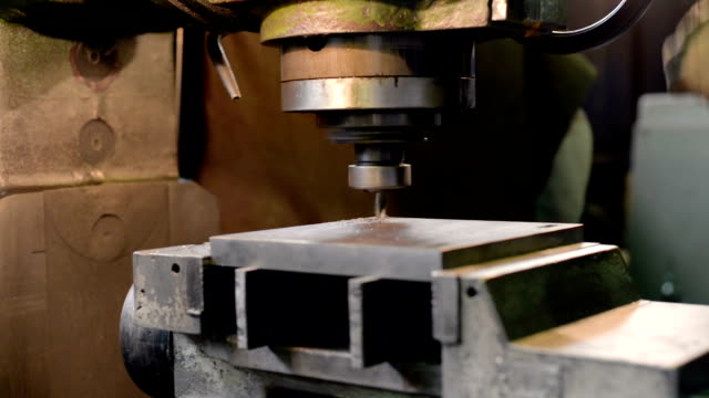 Knie-vertikalem-Fräsmaschine-verarbeitet-das-Metall-Werkstück.