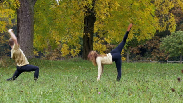 Danza-contemporánea-en-un-parque-otoñal