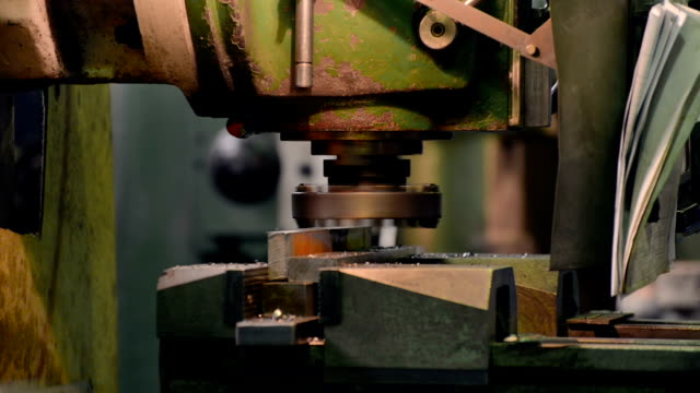 Vertical-knee-type-milling-machine-processes-the-metal-workpiece