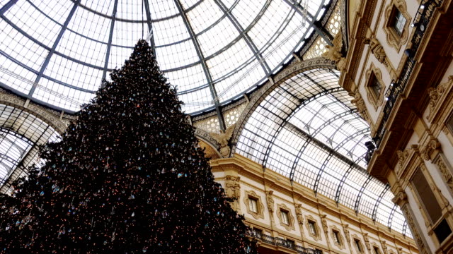 Christmas-time-in-Vittorio-Emanuele-II-Gallery-in-Milan,-Italy