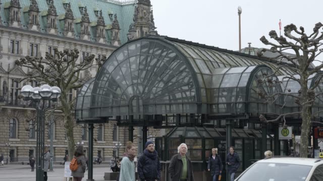 Passanten-auf-der-Straße-am-Rathaus-Hamburg-Bus-Station-an-einem-bewölkten-Tag