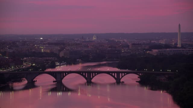 Fliegen-über-dem-Potomac-River-mit-Washington-Monument-und-dem-Capitol-entfernt.