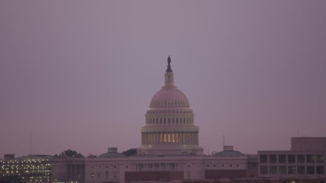 United-States-Capitol-Gebäude-hinter-Gebäuden-bei-Sonnenaufgang-zu-offenbaren.