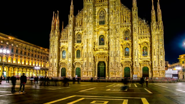 Time-Lapse-of-People-Milan-Cathedral-,-Milan-Italy