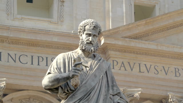 Una-de-la-estatua-fuera-de-la-Basílica-de-San-Pedro-en-Roma-Italia