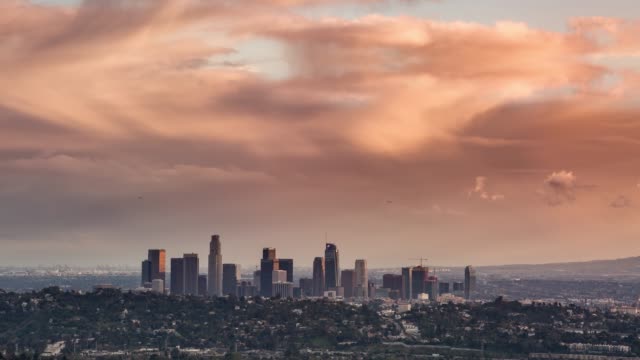 Skyline-von-Downtown-Los-Angeles-bei-goldene-Stunde-Wolkengebilde-Timelapse