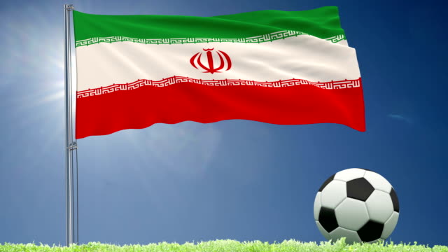 Rollos-de-bandera-de-flameo-de-Irán-y-un-balón-de-fútbol-sobre-el-césped,-render-3d,-material-de-archivo-de-4-k