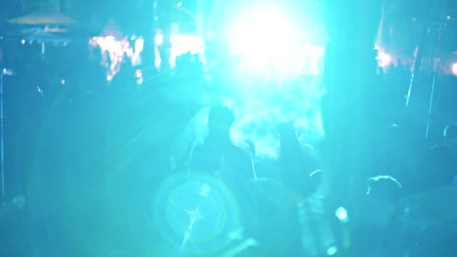 DJ-spielt-Musik-in-eine-große-Outdoor-Tanzparty-mit-Menschen-tanzen