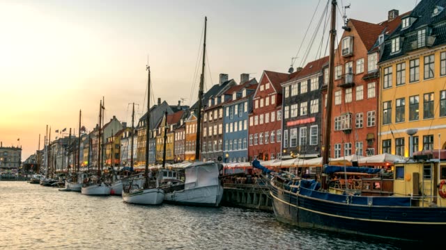 Copenhagen-city-skyline-day-to-night-sunset-timelapse-at-Nyhavn-harbour,-Copenhagen-Denmark-4K-Time-Lapse
