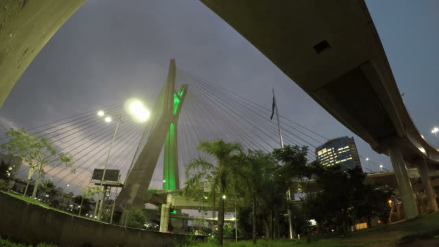 Lapso-de-tiempo-del-anochecer-del-tráfico-Marginal-Pinheiros-y-Puente-Estaiada