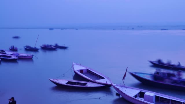 Bote-de-remos-de-peregrinos-indios-en-amanecer,-el-río-Ganges-en-Varanasi,-India.