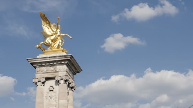 Die-Pont-Alexandre-III-berühmten-Säulen-mit-goldenen-Statuen-langsam-kippen