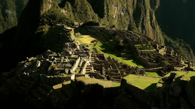 Weitwinkel-kippen-nach-oben-von-Machu-Picchu-an-einem-nebligen-Morgen