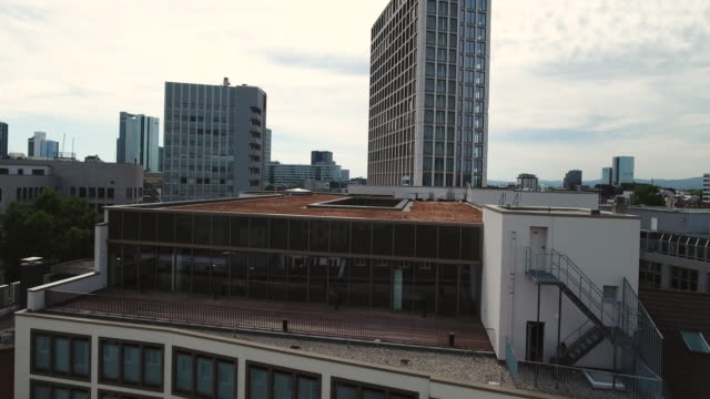 Büro-auf-dem-Dach-und-Stadtpanorama
