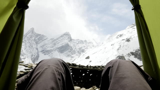 Hombre-de-pies-relajante-disfrutar-vista-aérea-de-las-montañas-de-nubes-de-carpa-camping.