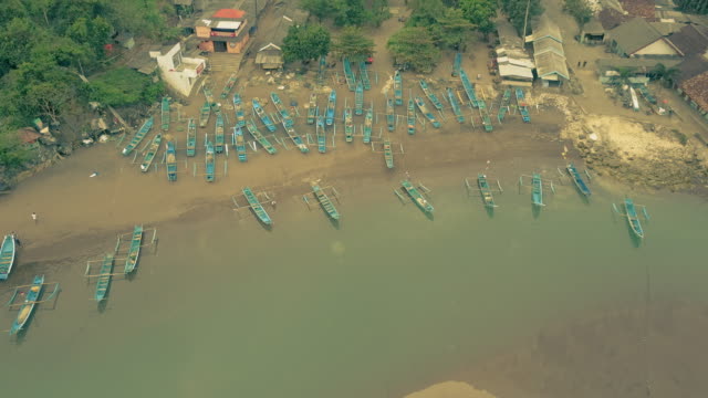 Barcos-de-pesca-tradicionales-de-playa-Barón-acoplado-a-la-vista-aérea-de-la-costa,-Yogyakarta,-Indonesia