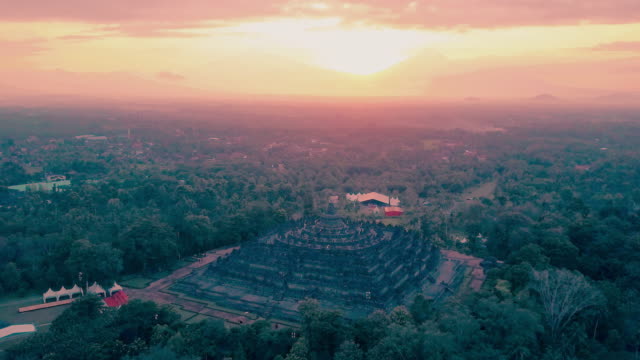 Templo-de-Borobudur-aérea-ve-al-amanecer-a-la-UNESCO-y-el-templo-budista-más-grande-de-mundo,-Indonesia