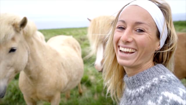 Retrato-de-Selfie-en-cámara-lenta-de-mujer-joven-con-caballos-islandeses