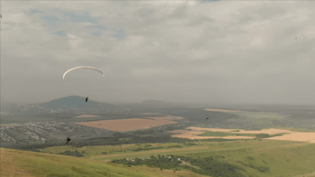 Atleta-paraglider-vuela-en-su-parapente-junto-a-las-golondrinas.-Seguimiento-desde-los-aviones-no-tripulados