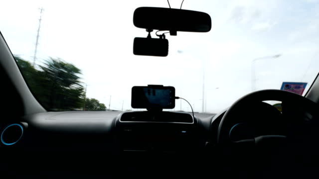 Lapso-de-tiempo-el-hombre-conduciendo-un-coche-en-la-carretera-con-motion-blur-y-movimiento-procesado