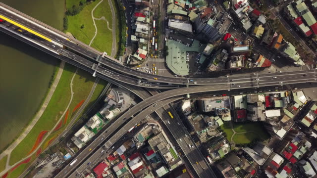 Taiwan-Taipei-Stadtbild-Tag-Zeit-Verkehr-Straße-Kreuzung-am-Flussufer-Antenne-nach-unten-anzeigen-4k