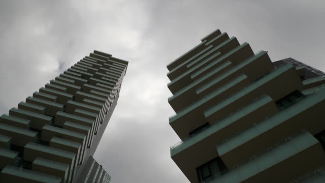 Italien-Mailand-moderner-Block-Stadtgebäude-Ansicht-Slow-Motion-Panorama-4k