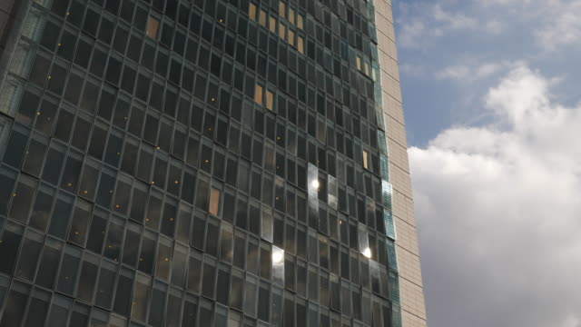 Italien-Sonnentag-Mailand-Stadt-berühmte-moderne-Gebäude-Vorderwand-Slow-Motion-Panorama-4k