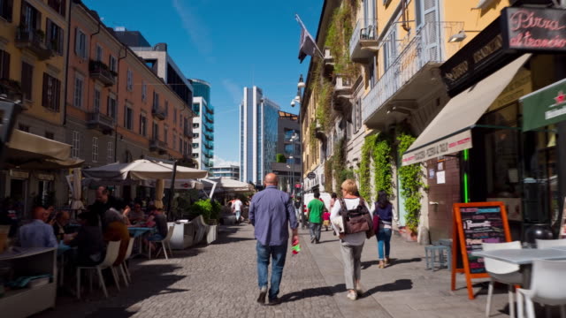 Italien-Mailand-Stadt-Sonnentag-berühmten-Fußgängerzone-Straße-Panorama-4k-Zeitraffer