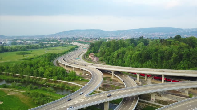 Schweiz-Zürich-am-Flussufer-Verkehr-Straße-Kreuzung-aerial-Panorama-4k