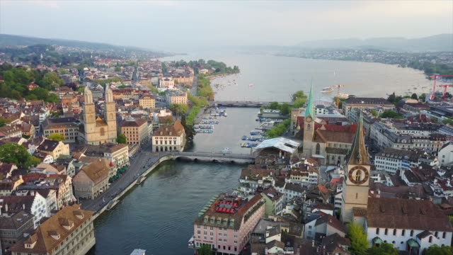 der-Schweiz-Sonnenuntergang-Zürich-Stadtbild-zentrale-am-Flussufer-aerial-Panorama-4k