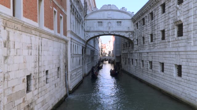 Seufzerbrücke---der-Name-einer-der-Brücken-in-Venedig