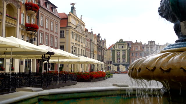 Fountain-with-statue-in-old-town-square-of-Poznan-at-Poland