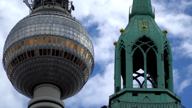 Berliner-Fernsehturm-y-St-Marienkirche.-Vista-en-perspectiva