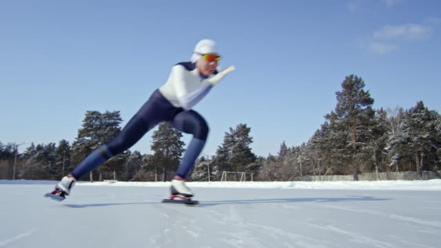 Weibliche-Skater-Training-auf-Eisbahn