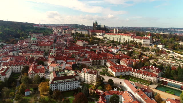 Blick-von-oben-auf-die-Prager-Burg.-Blick-von-oben-auf-das-Stadtbild-Prags.-Altstädter-Ring,-Prag