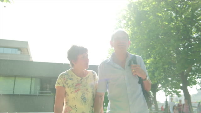 aktiven-senior-kaukasischen-touristischen-Paare,-die-in-London-Hintergrundbeleuchtung-von-der-Sonne