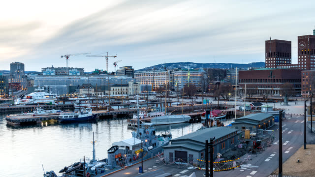 Oslo-Norwegen-Zeitraffer-4K,-Stadt-Skyline-von-Tag-zu-Nacht-Zeitraffer-am-Rathaus-und-Hafen