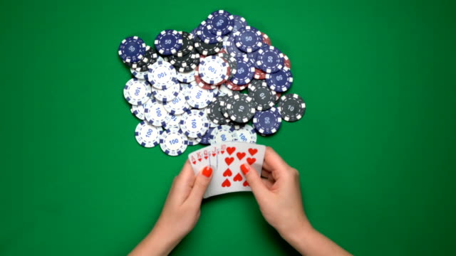Geld-im-Poker-Royal-Flush,-Sieg,-erfolgreiche-Spiel,-Top-Aussicht-zu-gewinnen