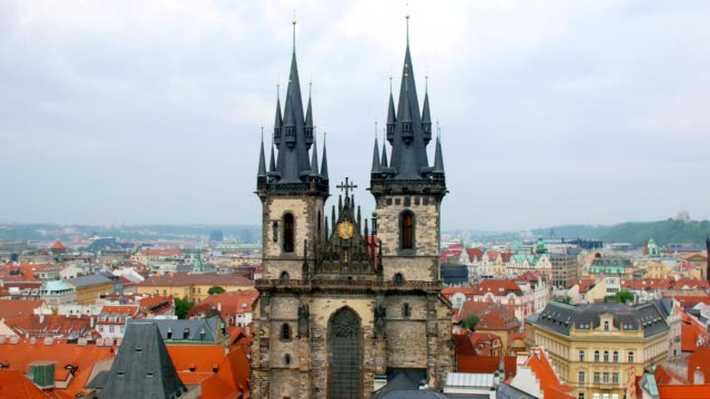 Ansicht-der-Spitzen-der-Kirche-der-Mutter-Gottes-vor-Tyn-in-Prager-Altstadt-tagsüber
