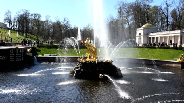 fountain-in-the-center-of-the-park