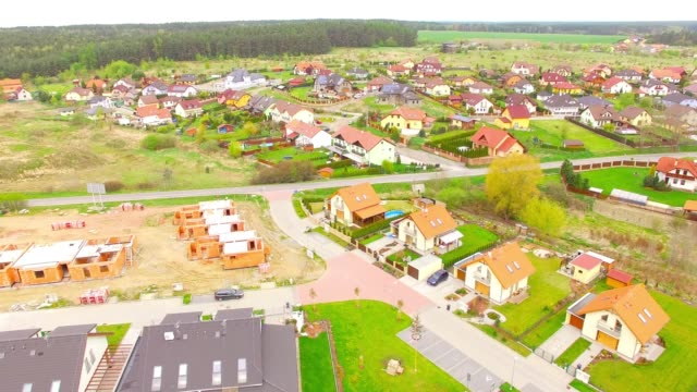 Kamera-Flug-über-neue-Häuser-und-Baustelle-im-Vorort.-Bauindustrie-und-Wirtschaftswachstum-in-der-Europäischen-Union.